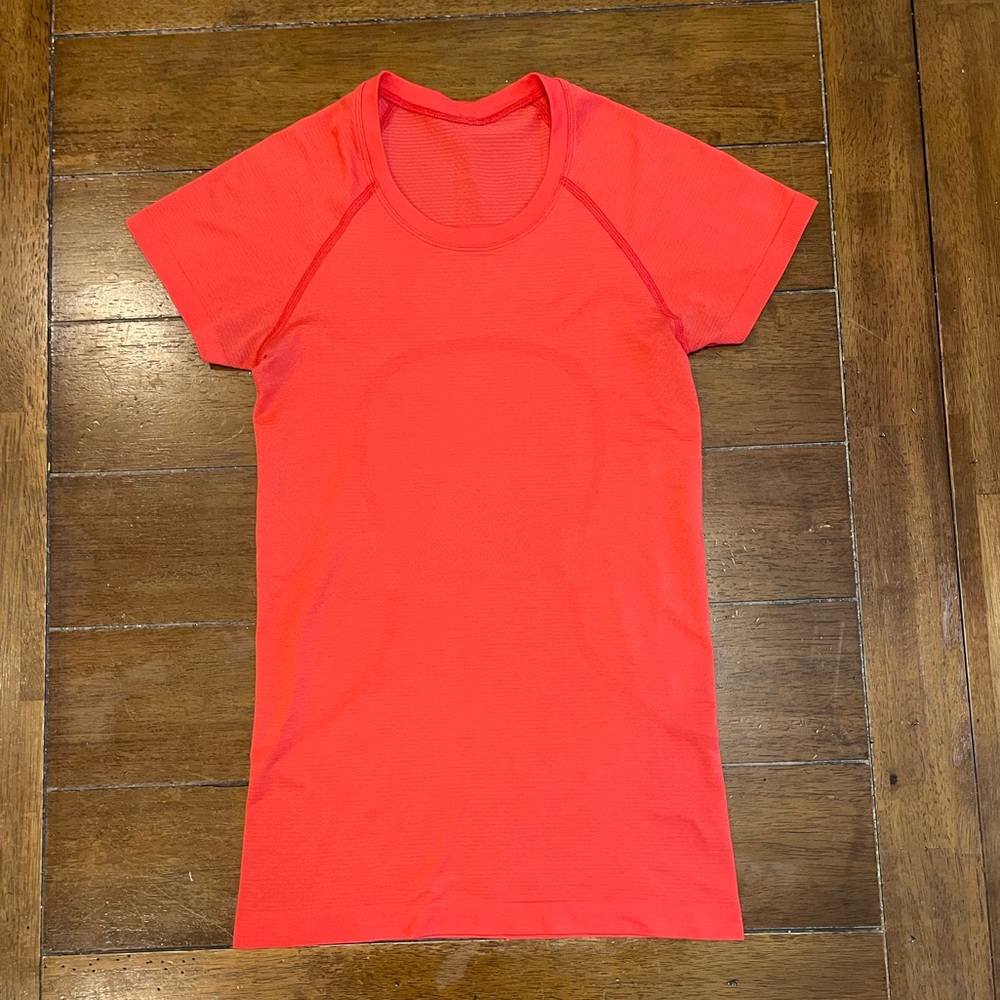 Lululemon Swiftly Tech Short Sleeve

Size - 4

Color- Orange
